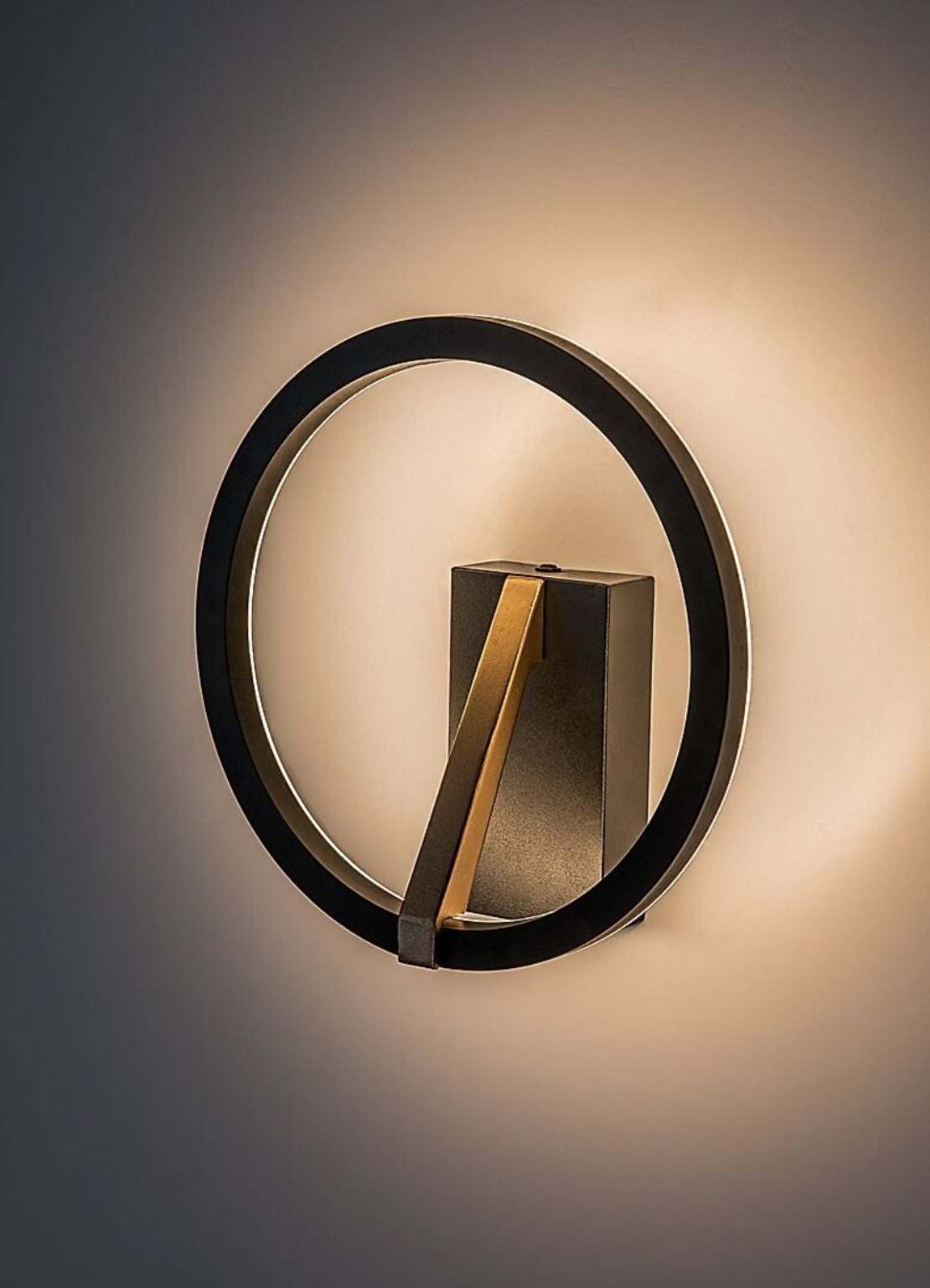 Модерен LED аплик черен/златен, 8W, топла светлина 3000K