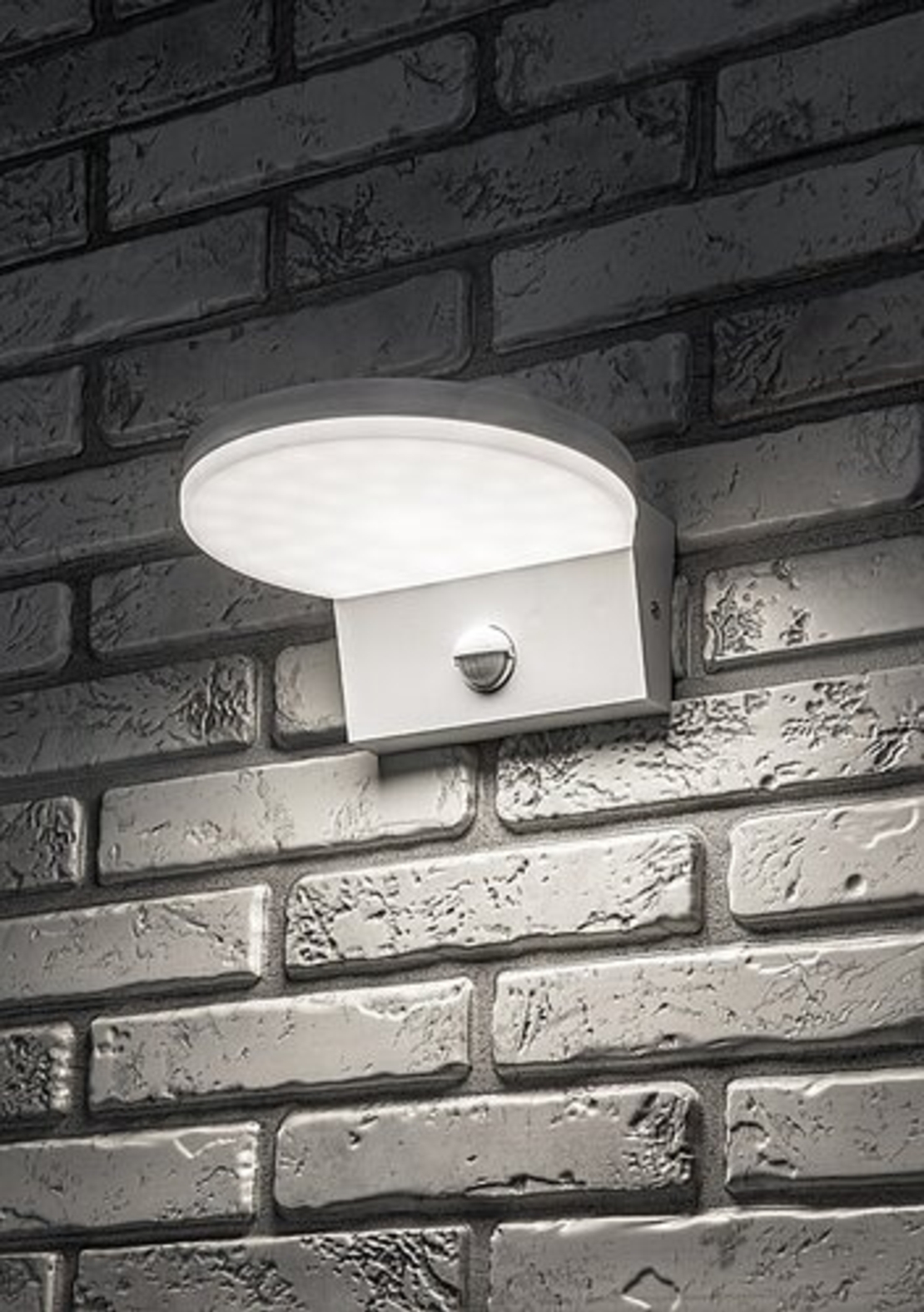 Бял фасаден LED аплик Batida 9W със сензор и регулируема светлина