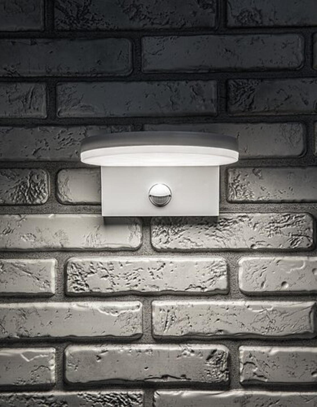 Бял фасаден LED аплик Batida 9W със сензор и регулируема светлина