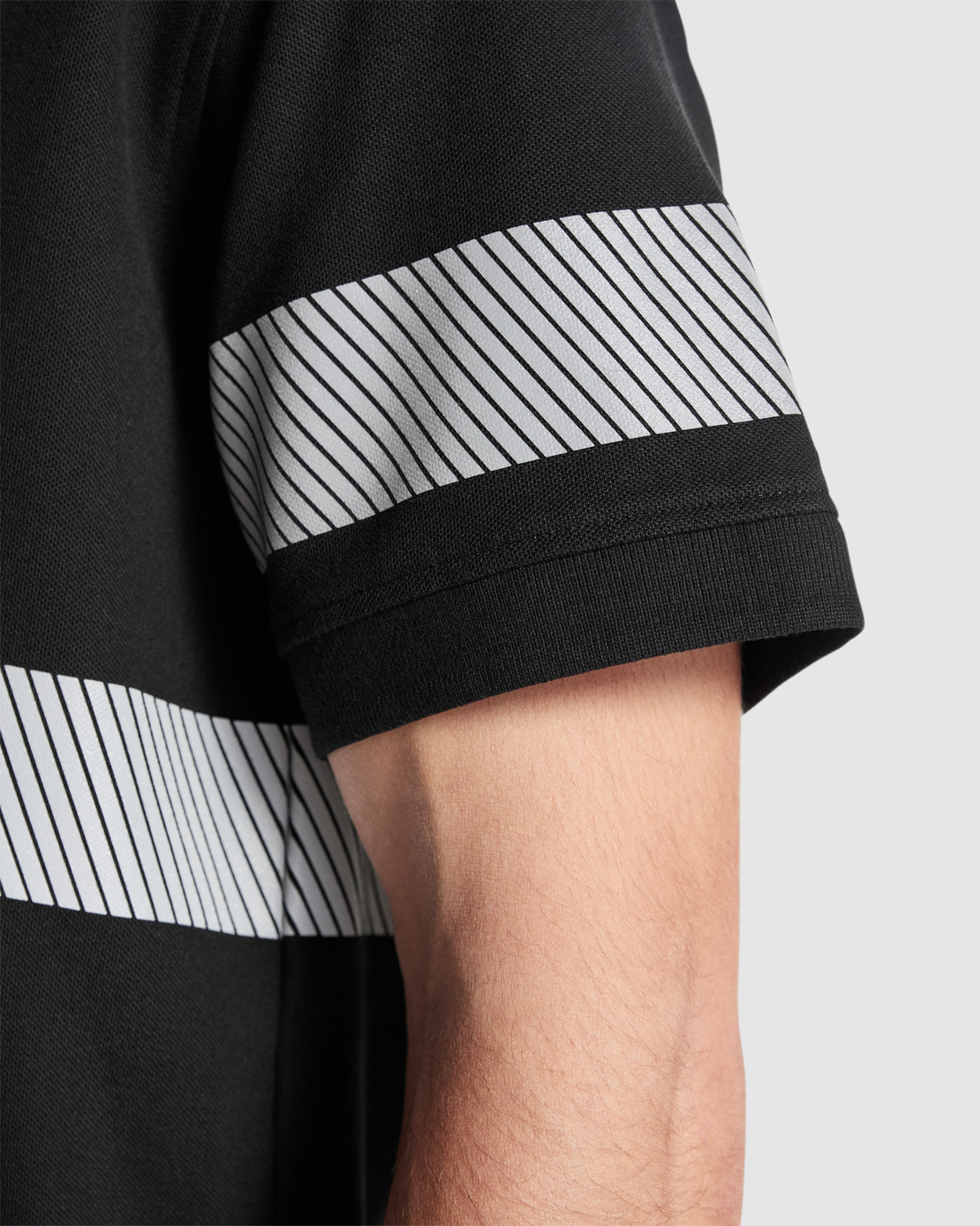 Тениска с яка и светлоотразителни елементи