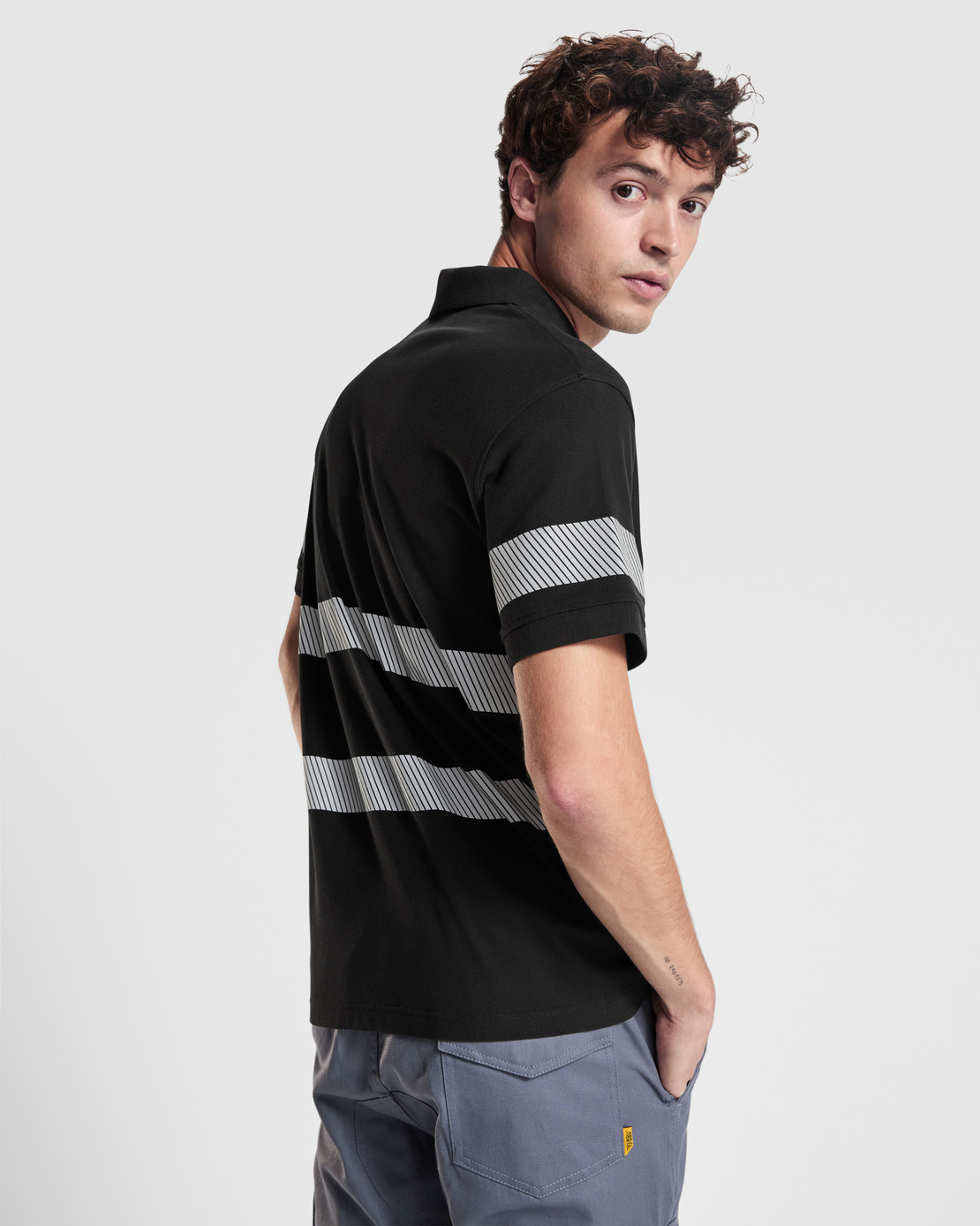 Тениска с яка и светлоотразителни елементи