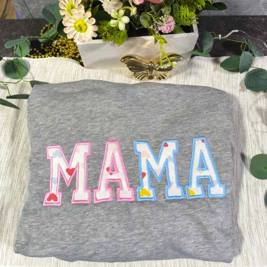 Суичър с апликация изработен от бебешки дрешки