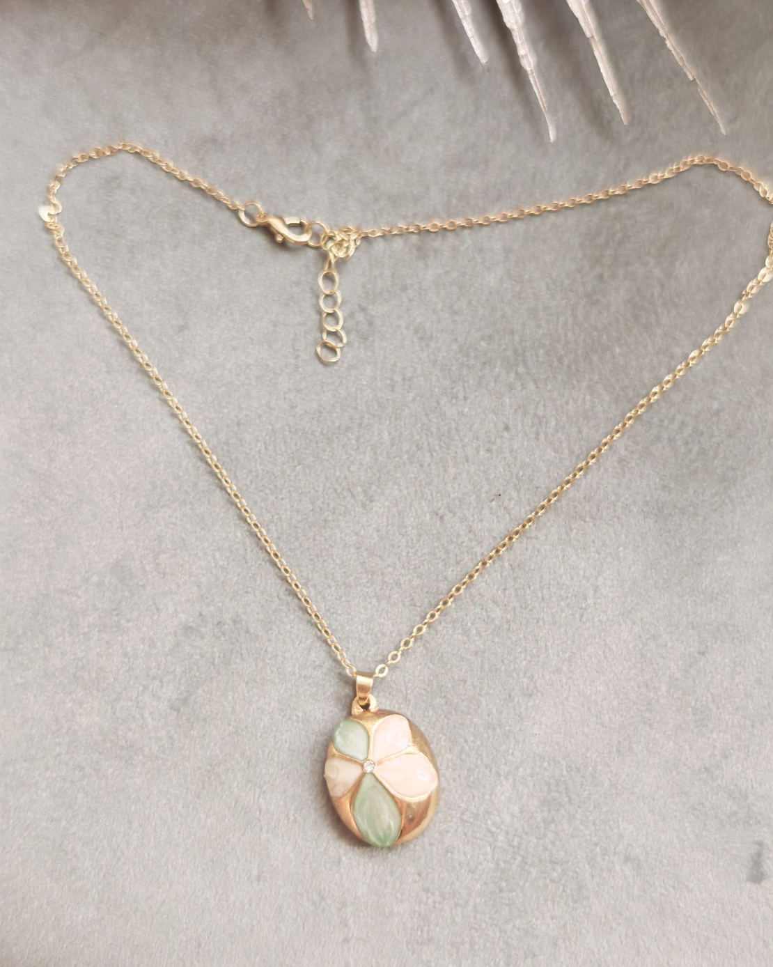 Дамски колиета с малък медальон