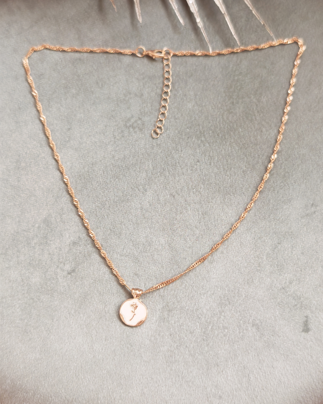 Дамски колиета с малък медальон