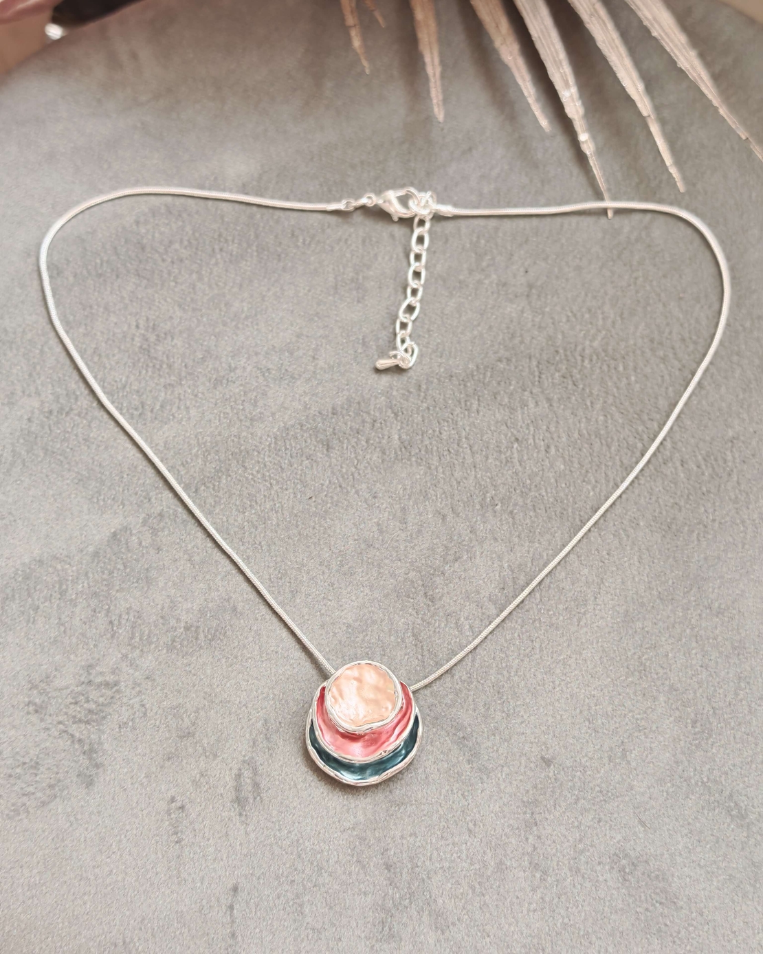 колие с малък медальон