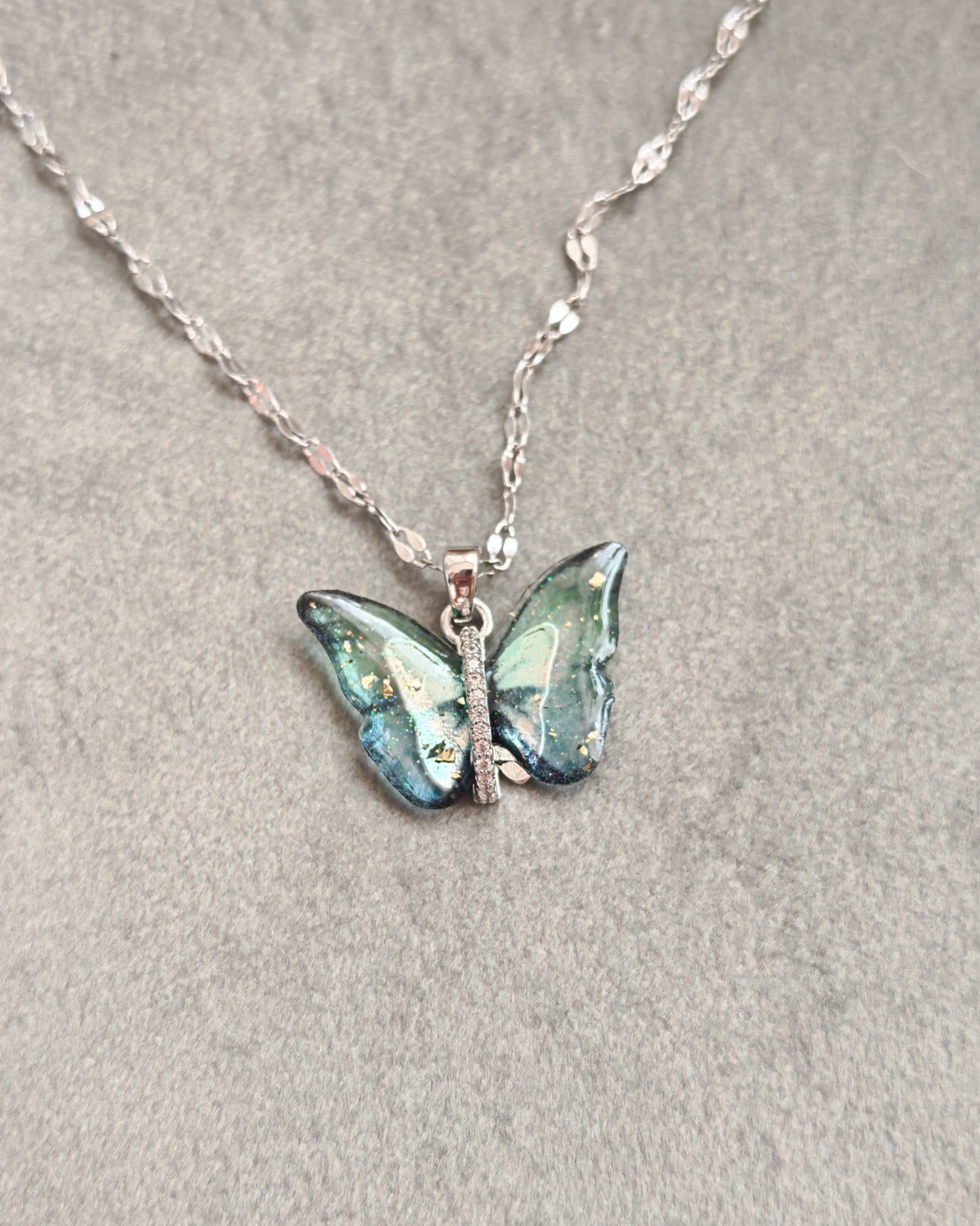 Дамски колиета пеперуда