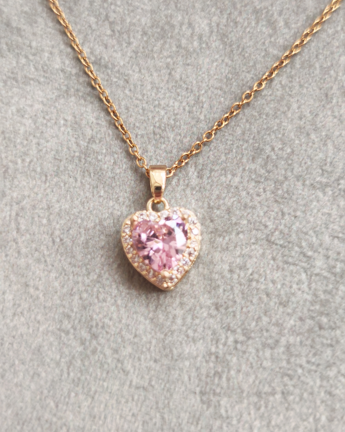 Дамски колиета с малък медальон