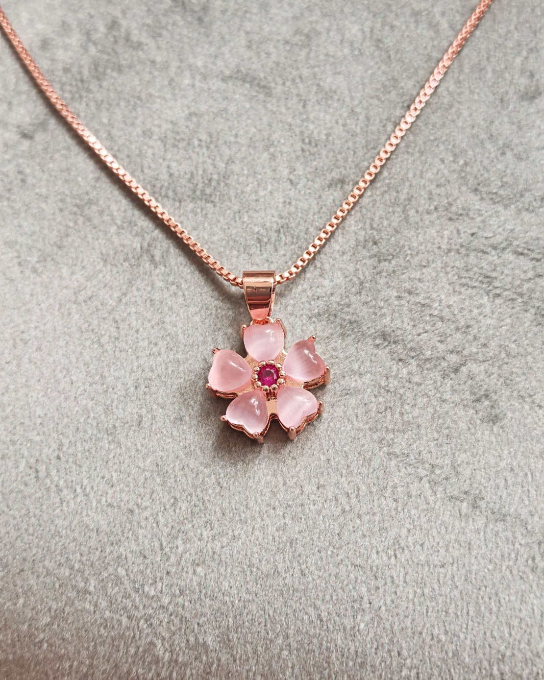 Дамски колиета с малък медальон