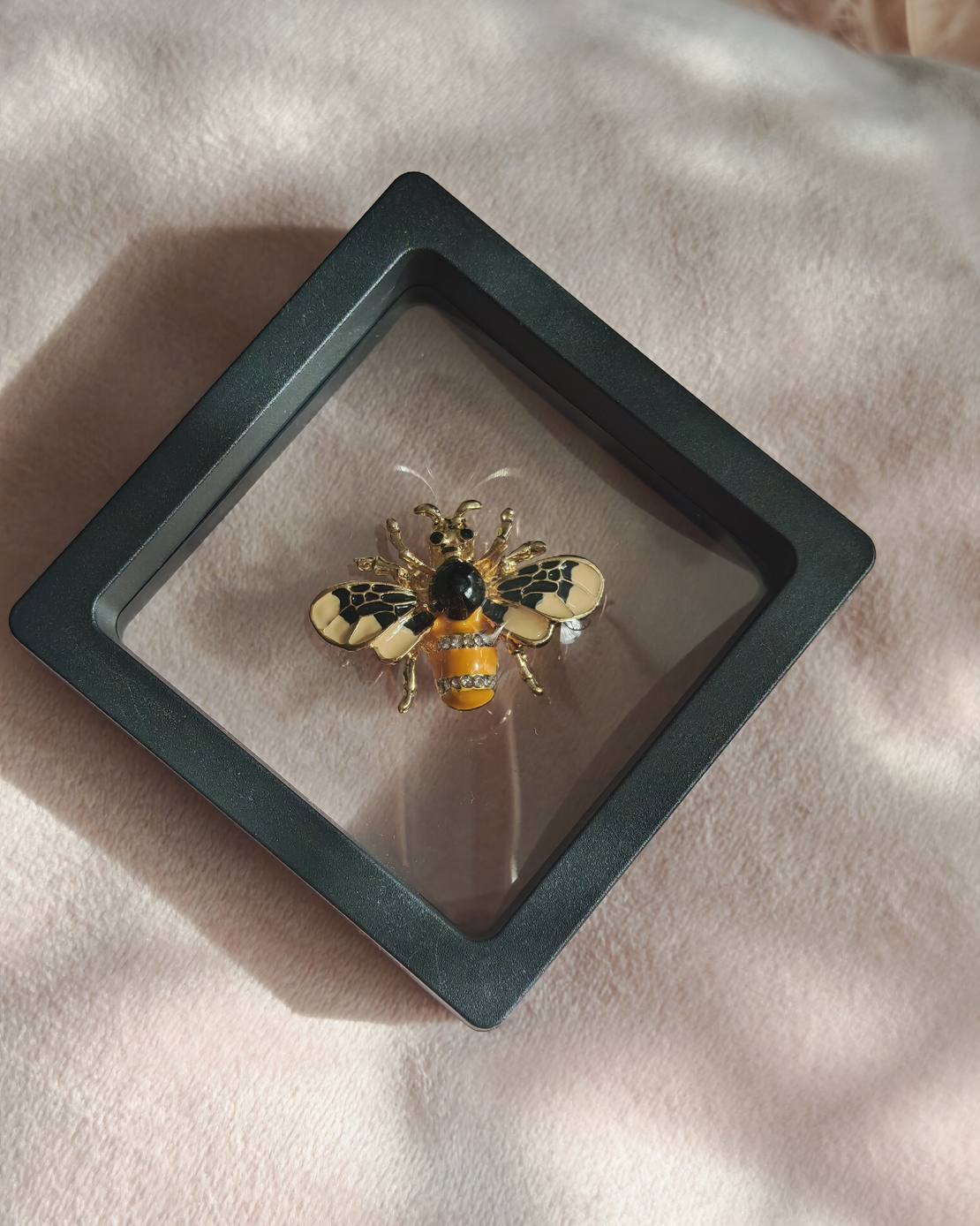 Брошка жълт бръмбар