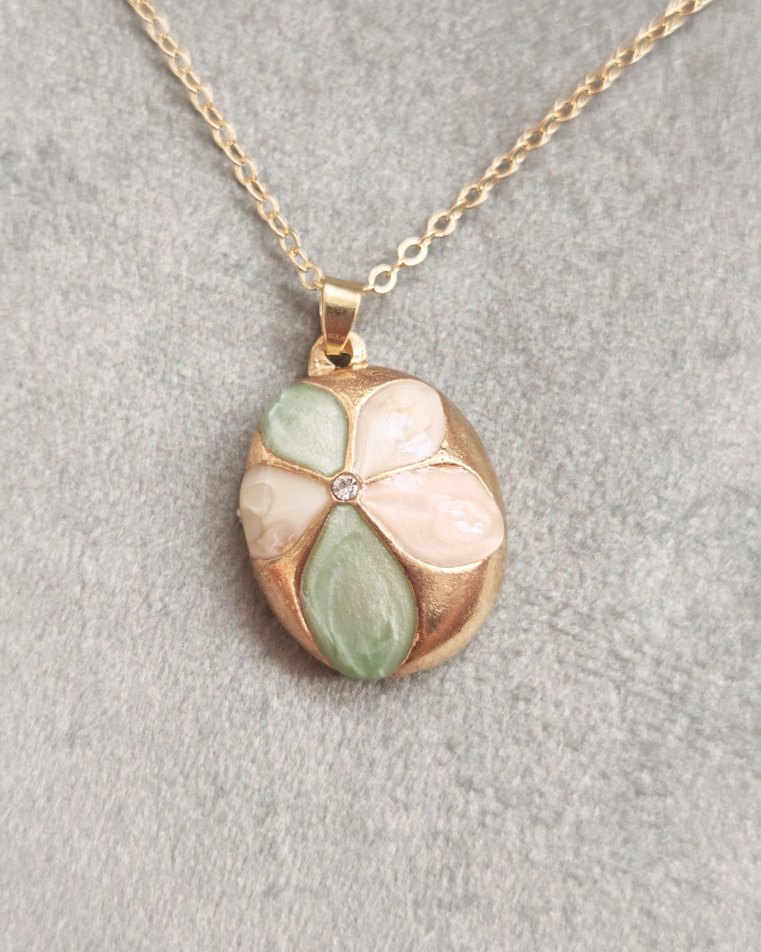 Дамски колиета с малък медальон