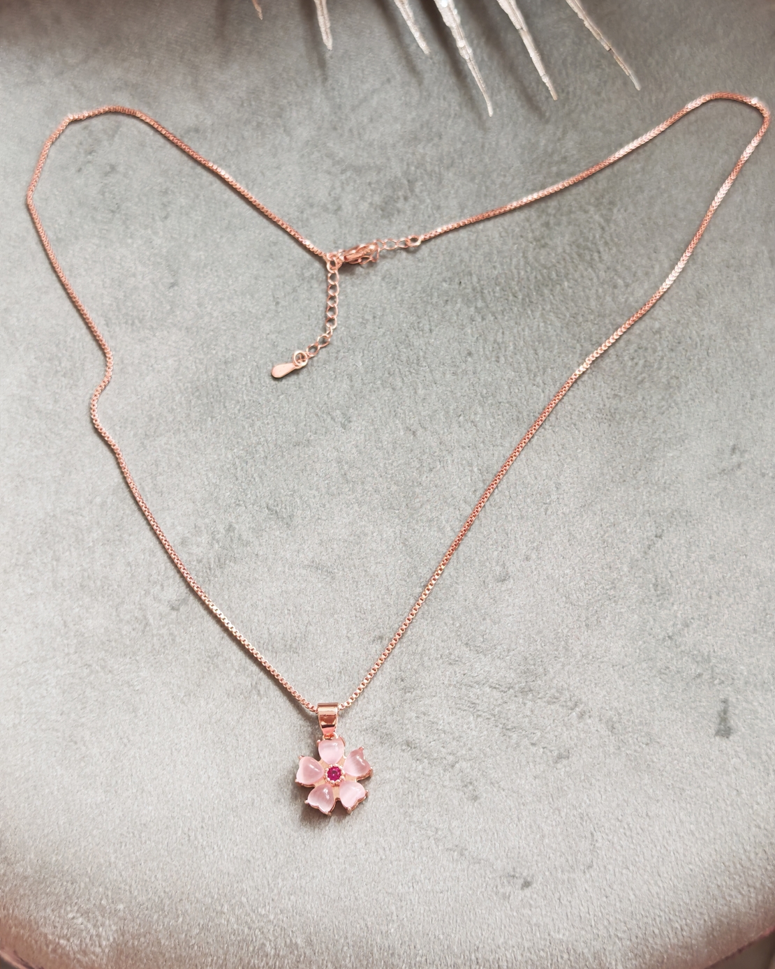 Дамски колиета с малък медальон