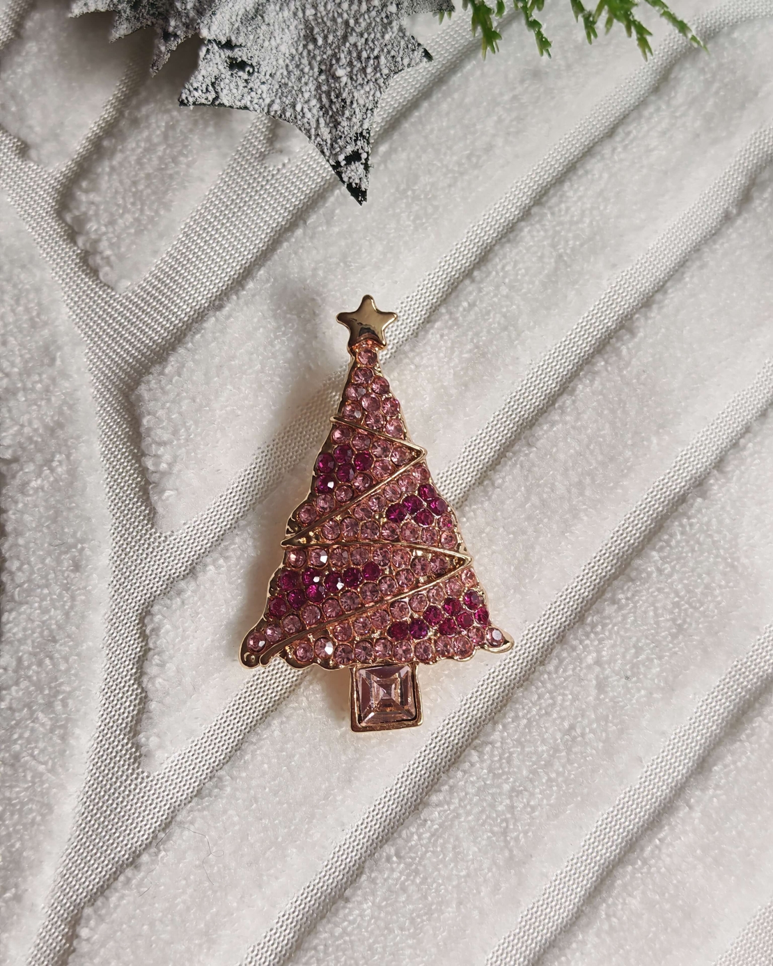 Брошка розова елха