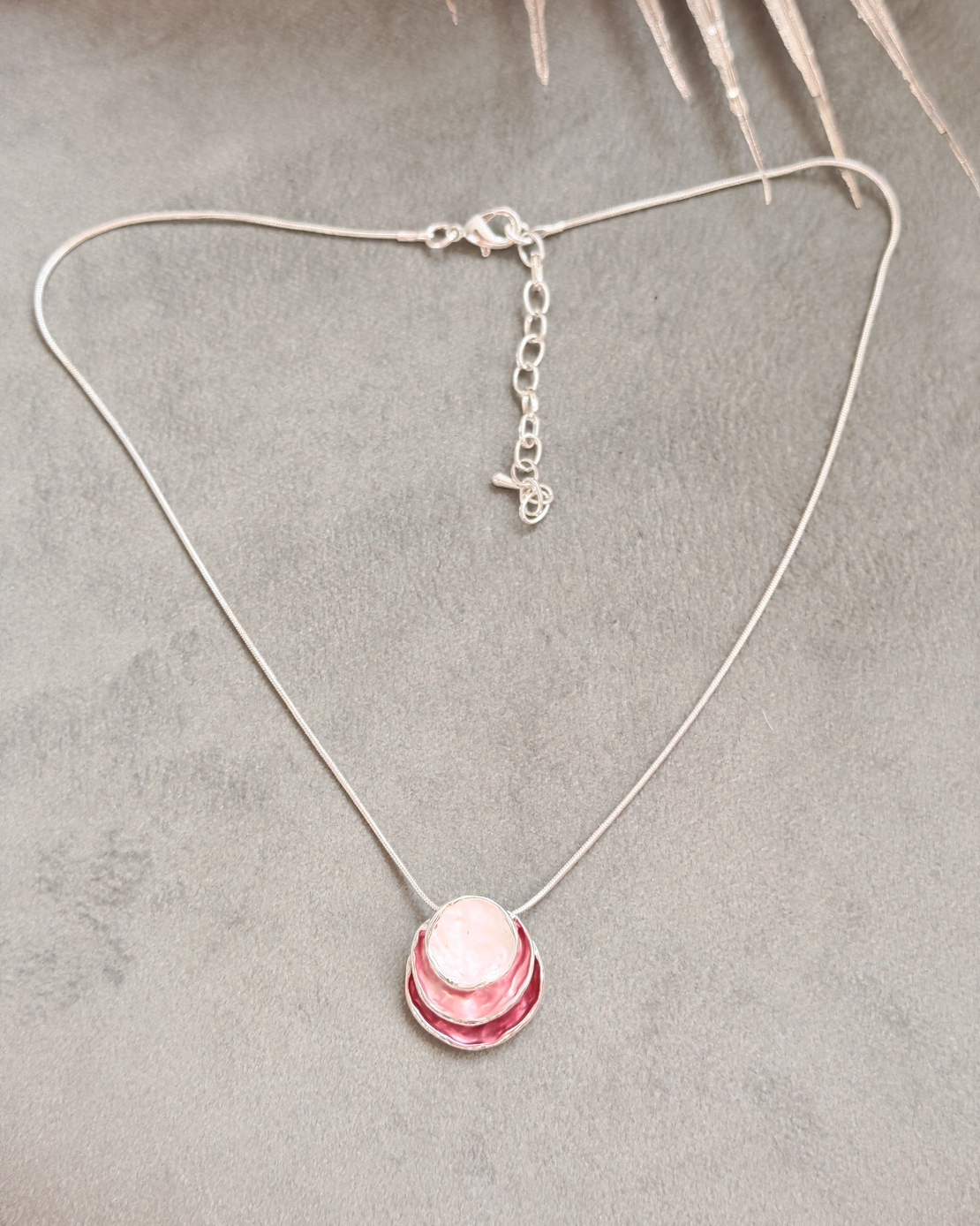 Дамски колиета с малък медальон