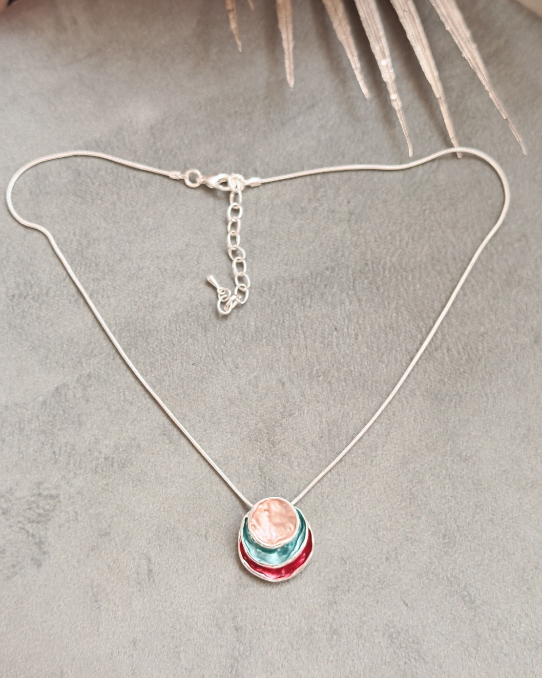 Дамски колиета с малък медальон