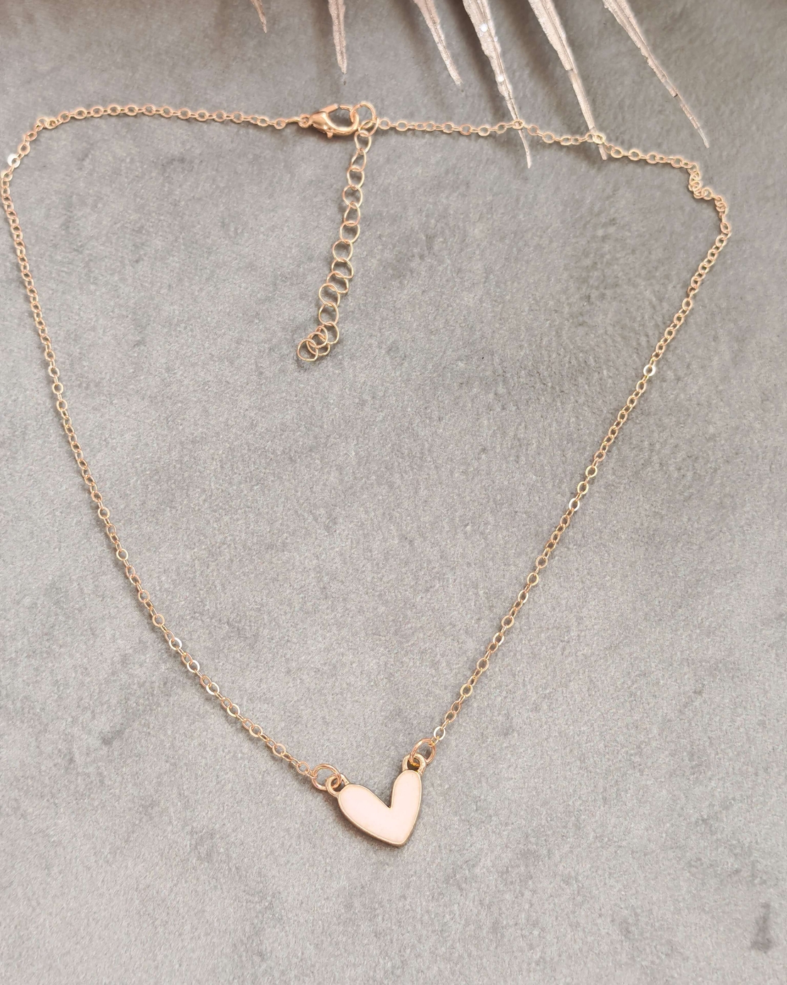 Дамски колиета с малък медальон