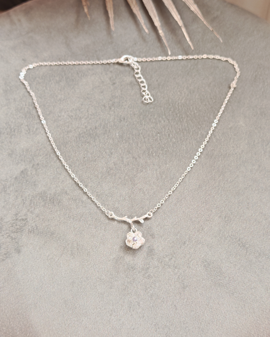 Дамски колиета с малък медальон