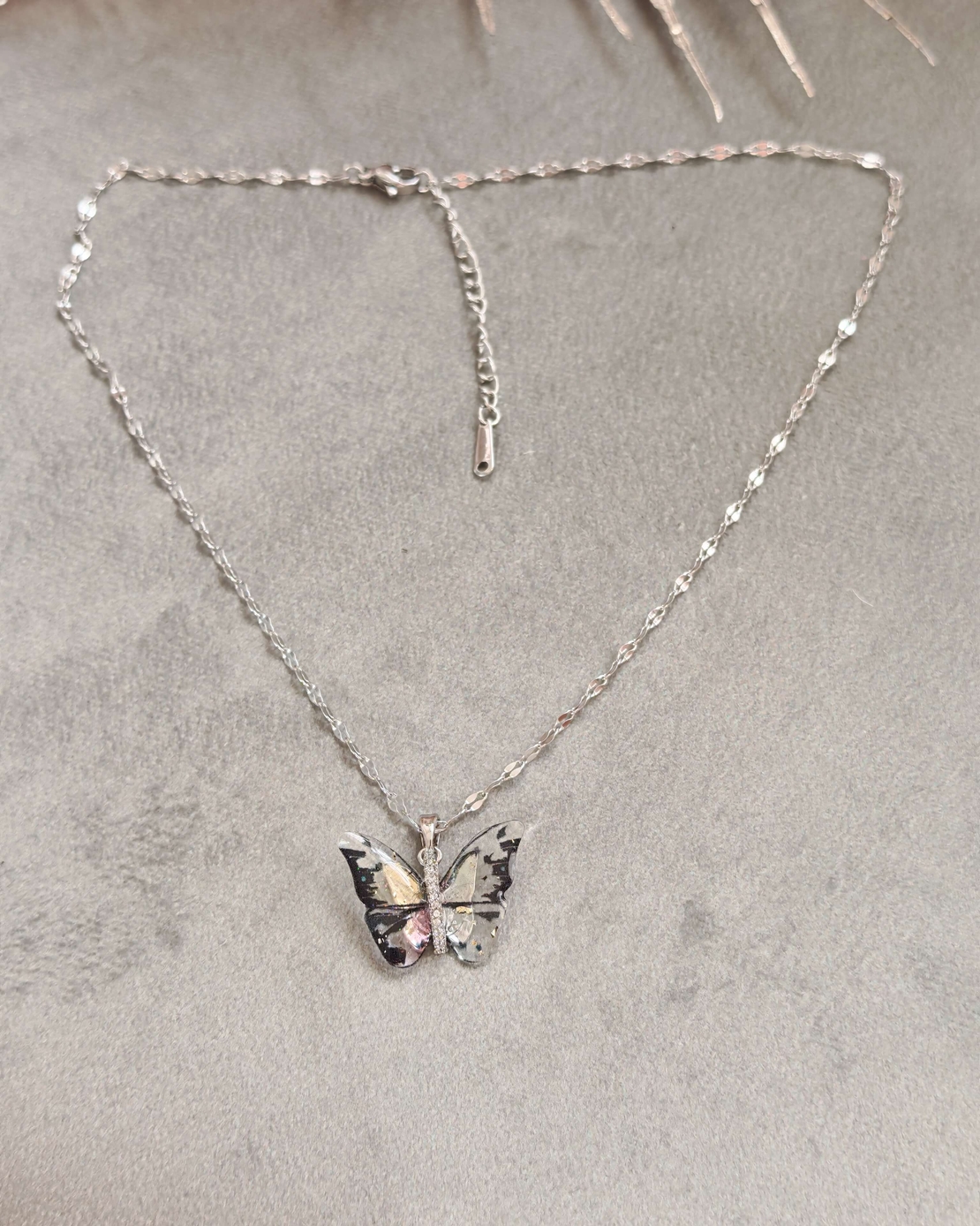 Дамски колиета с малък медальон