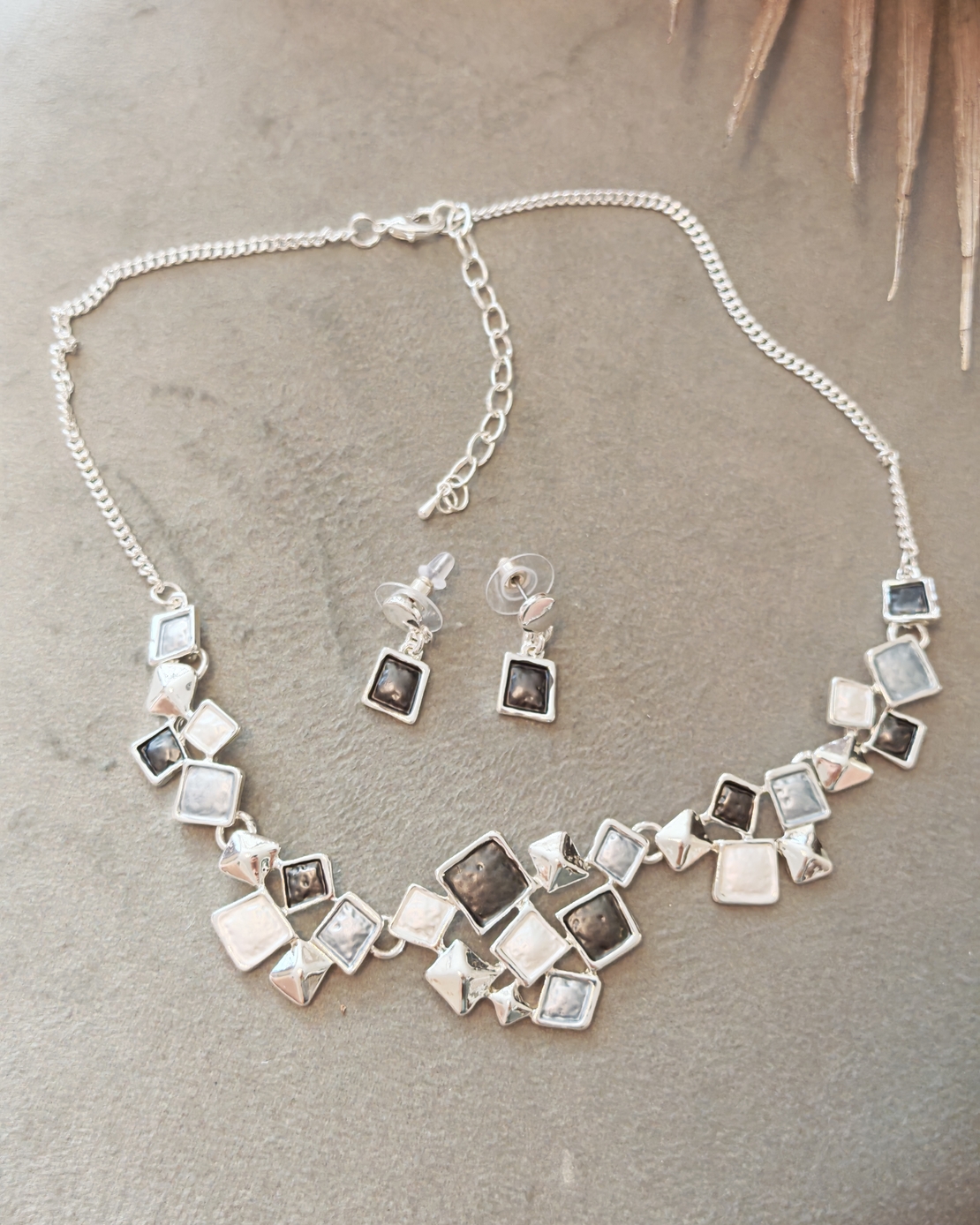 Дамско колие