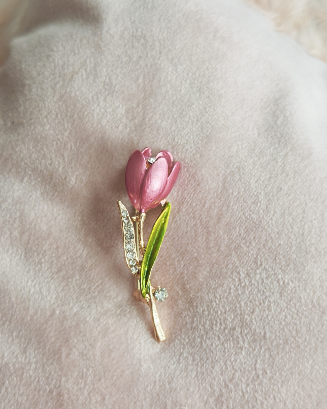 Брошка лале