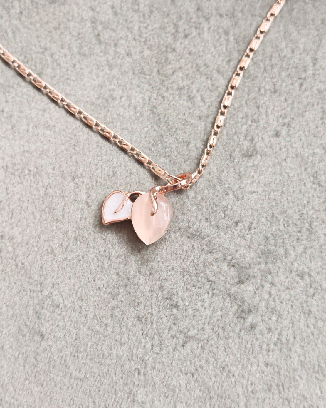 колие с малък медальон