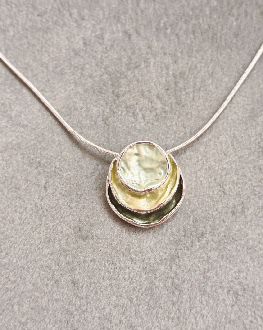 Дамски колиета с малък медальон