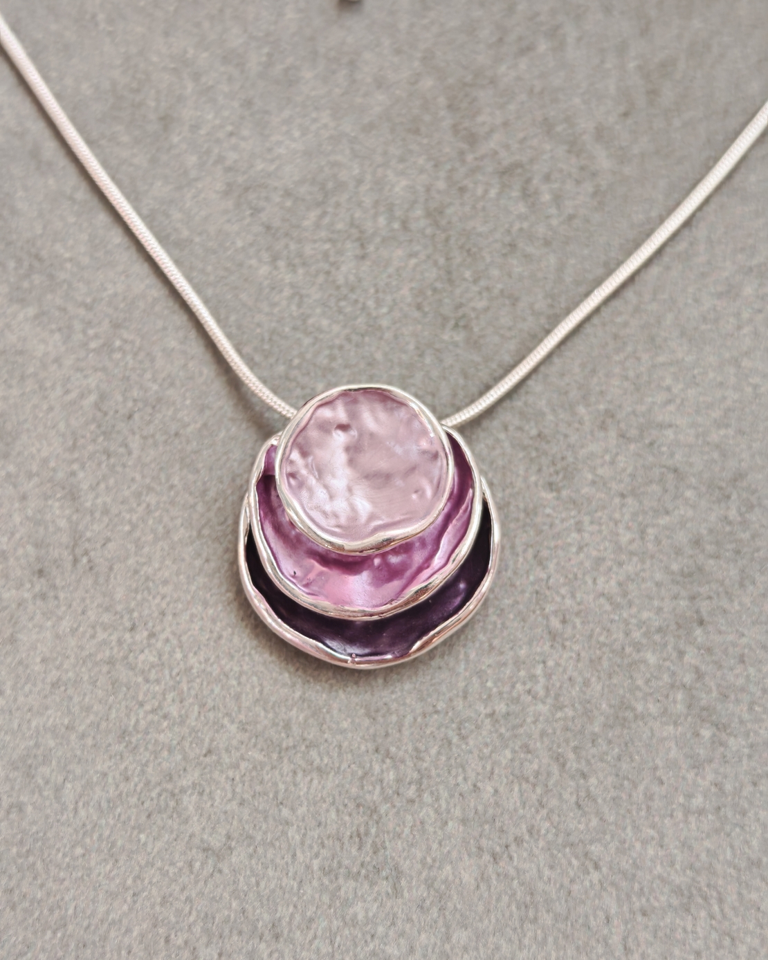 Дамски колиета с малък медальон