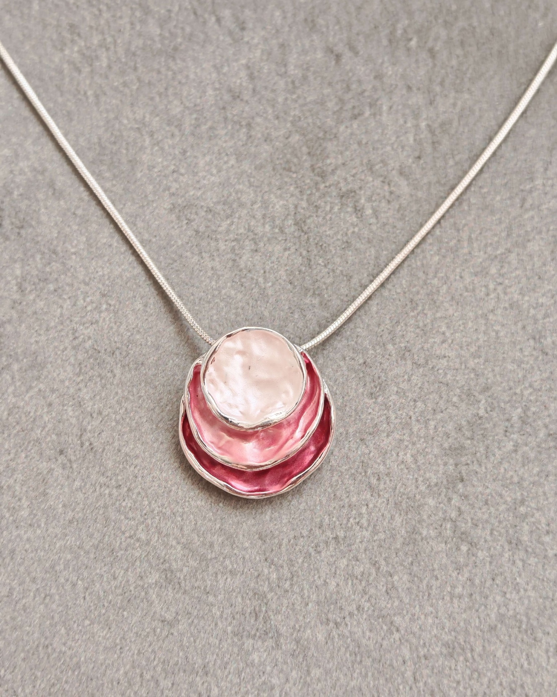 Дамски колиета с малък медальон