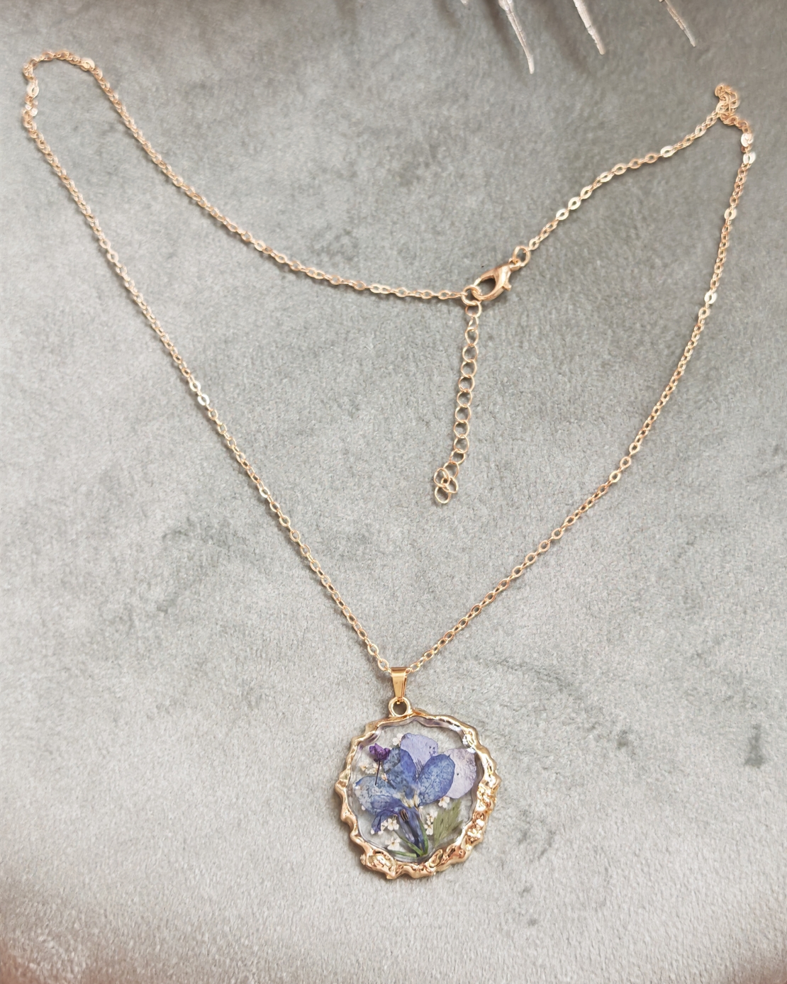 Дамски колиета с малък медальон