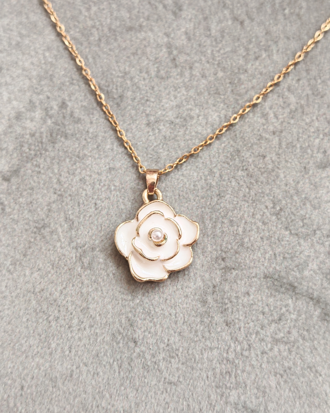 Дамски колиета с малък медальон