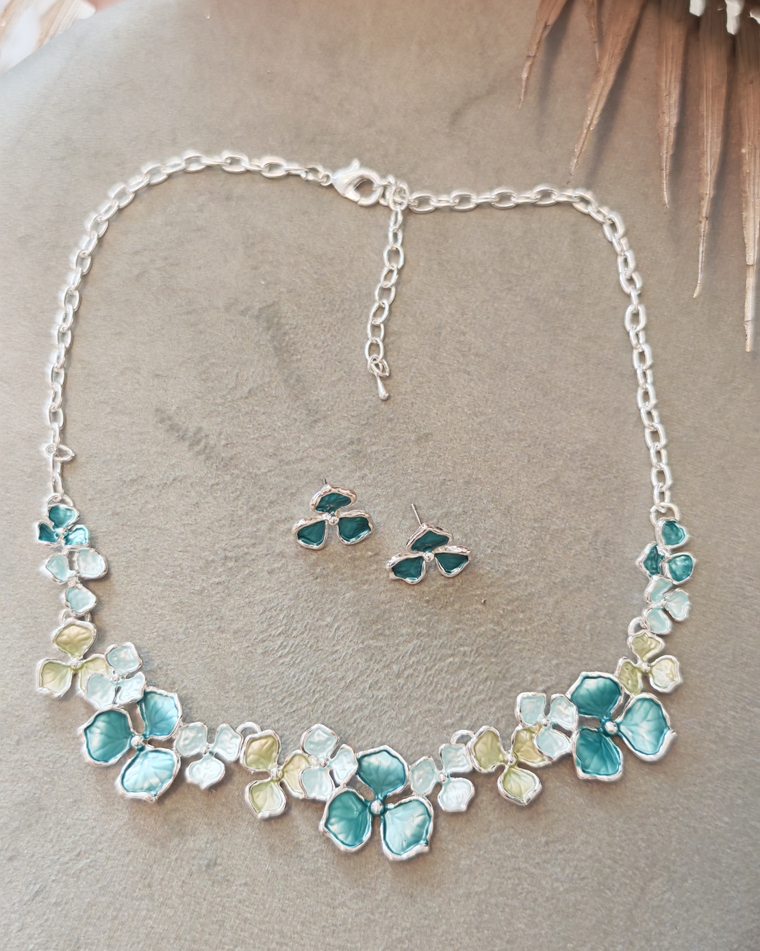 Дамско колие