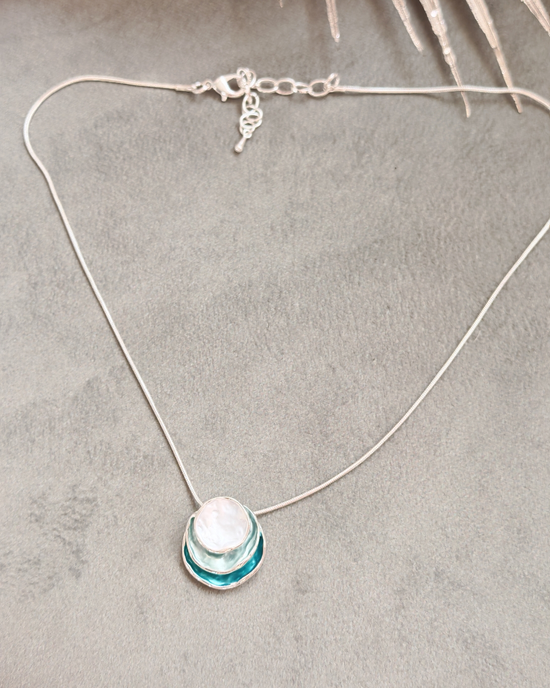 Дамски колиета с малък медальон