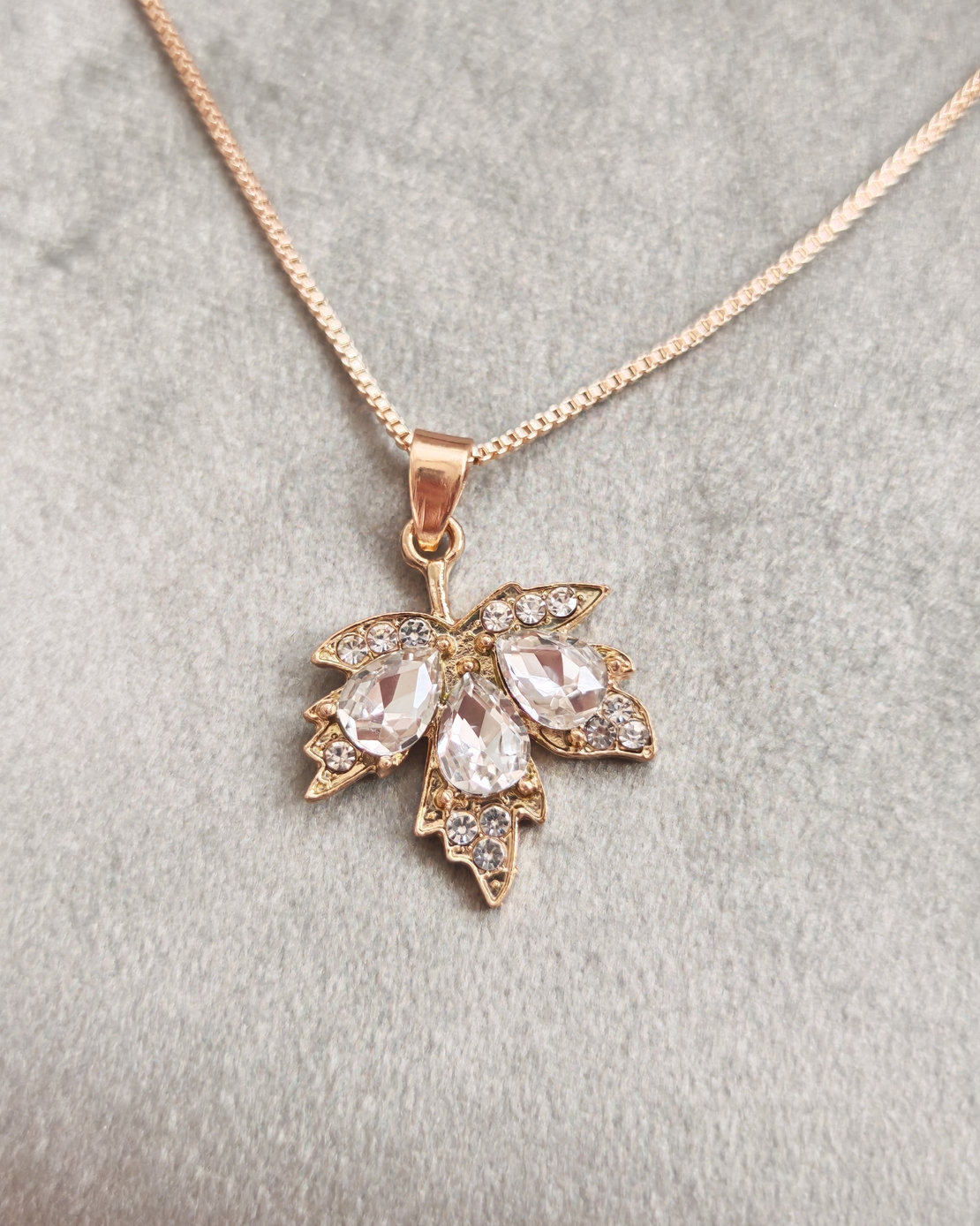 Дамски колиета с малък медальон