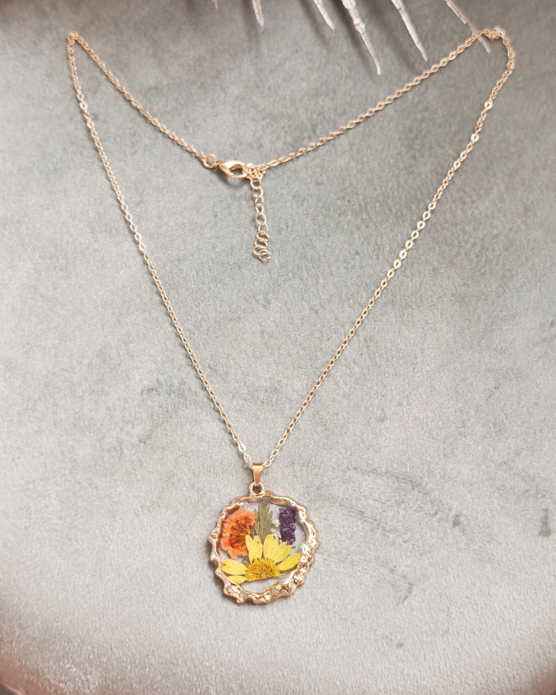 Дамски колиета с малък медальон