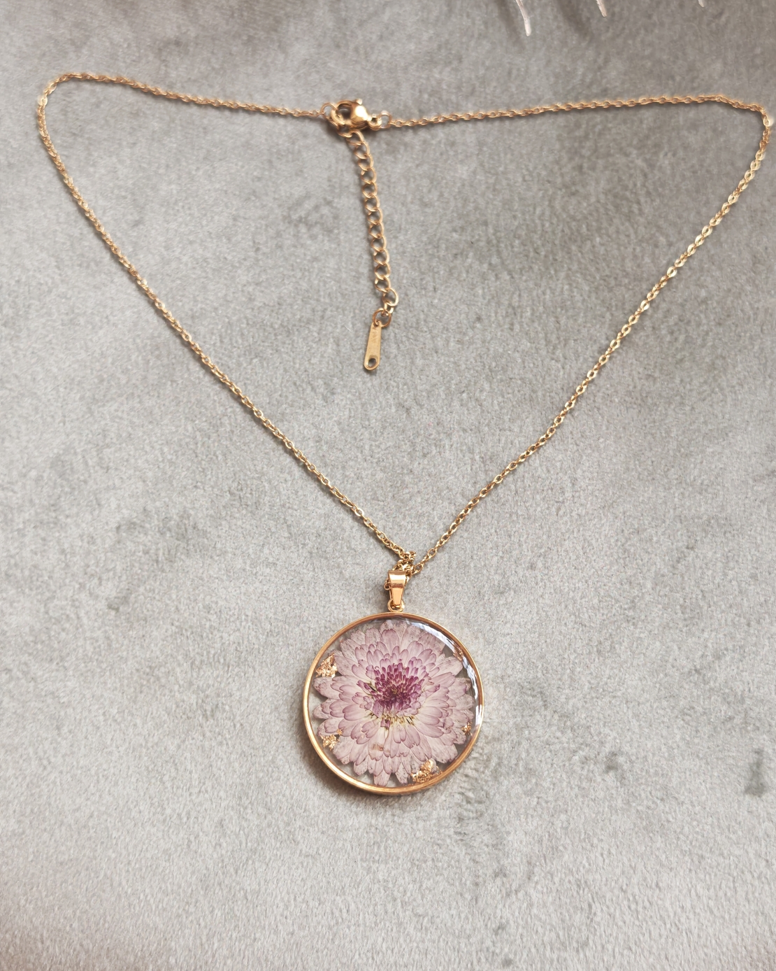 Дамски колиета с малък медальон