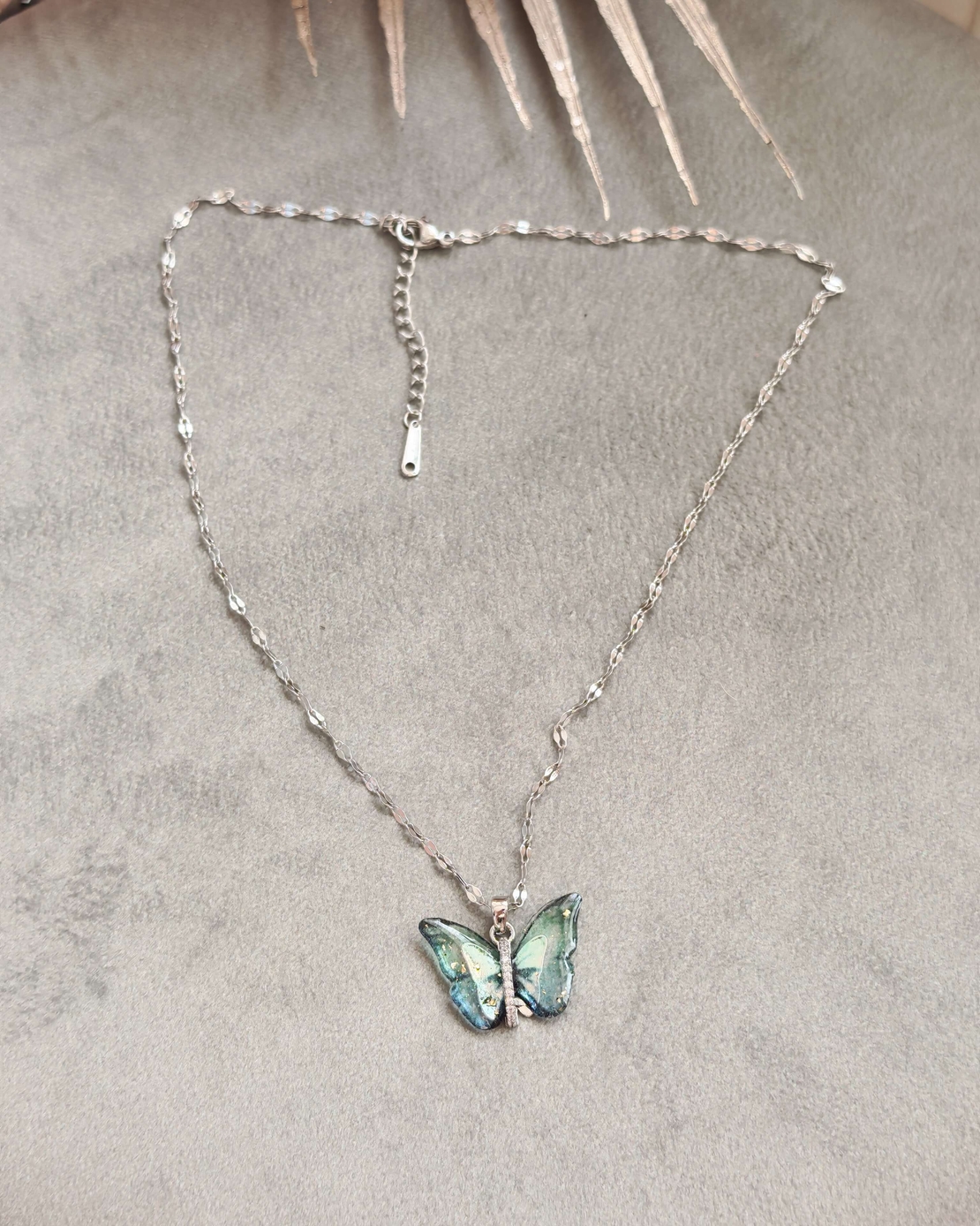 Дамски колиета пеперуда