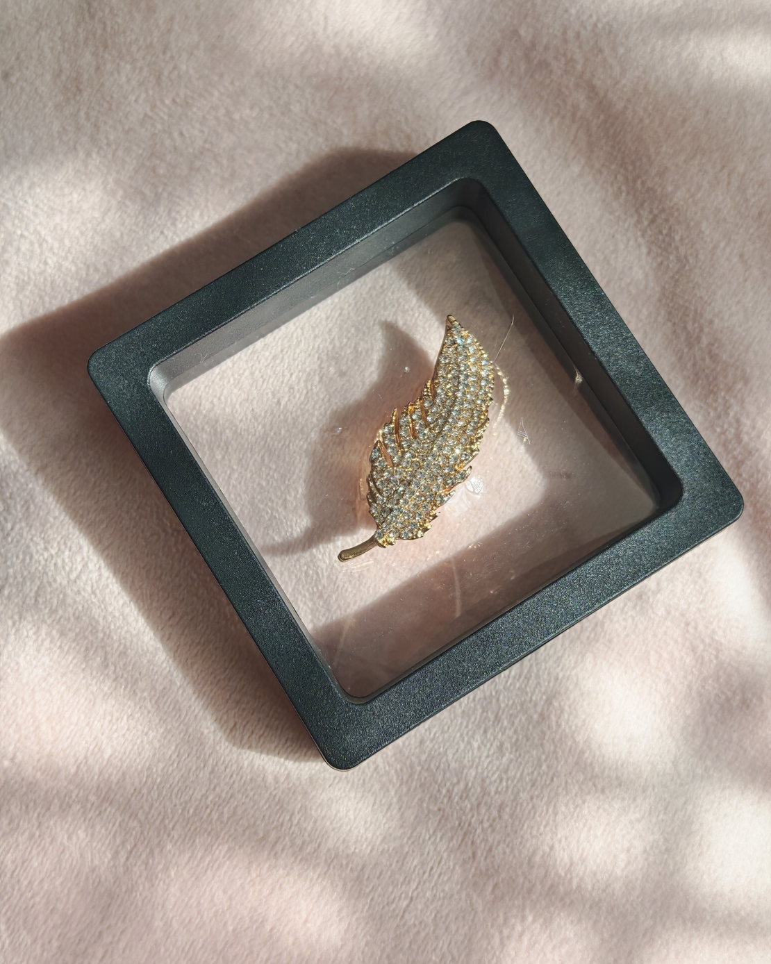 Брошка перо