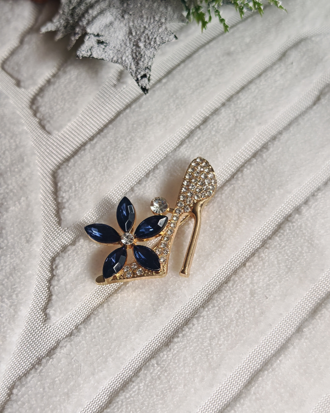 Брошка синьо токче