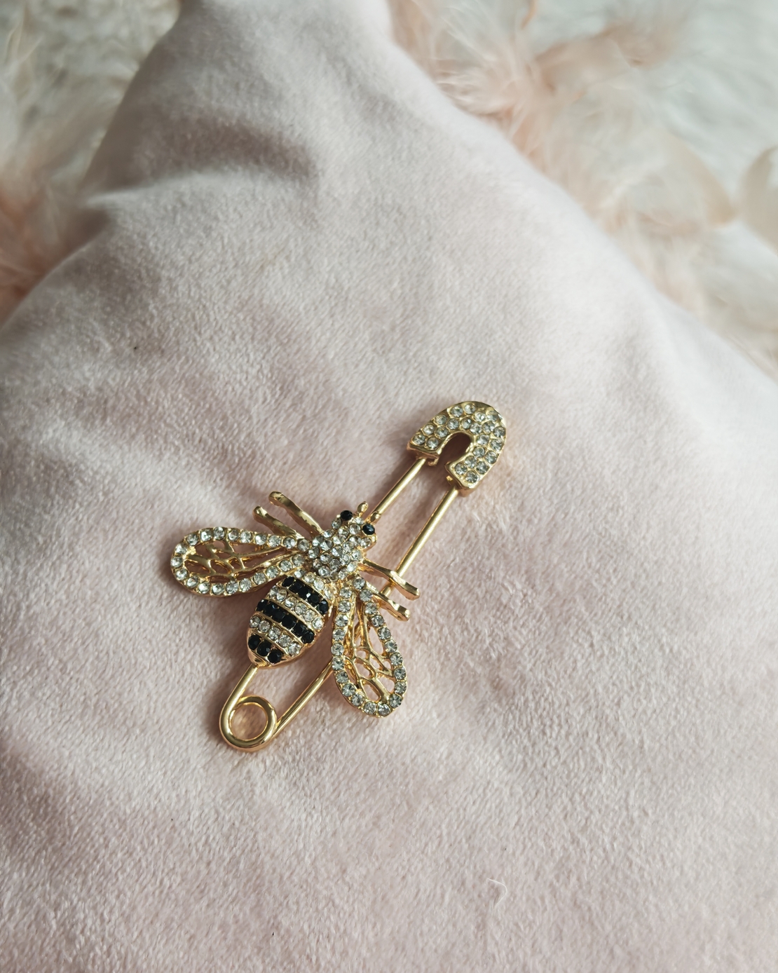 Брошка бръмбар с камъни