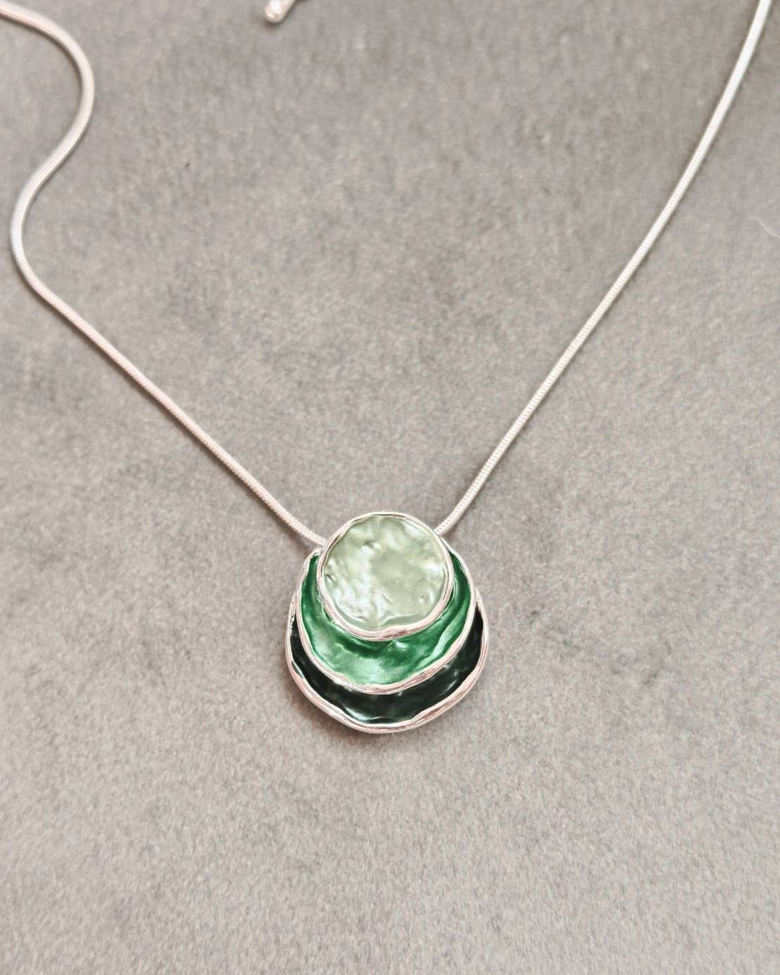 Дамски колиета с малък медальон