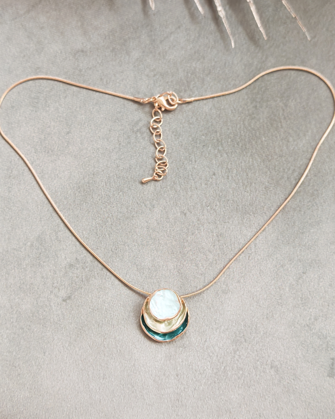 Дамски колиета с малък медальон