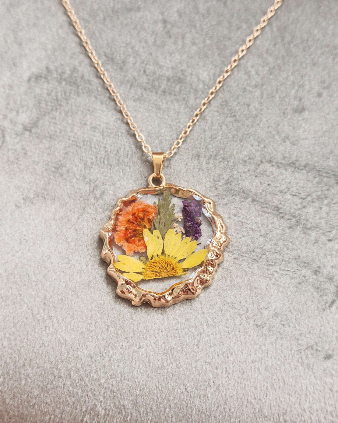 Дамски колиета с малък медальон