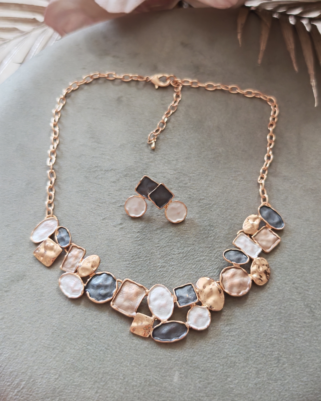 Дамска колиета