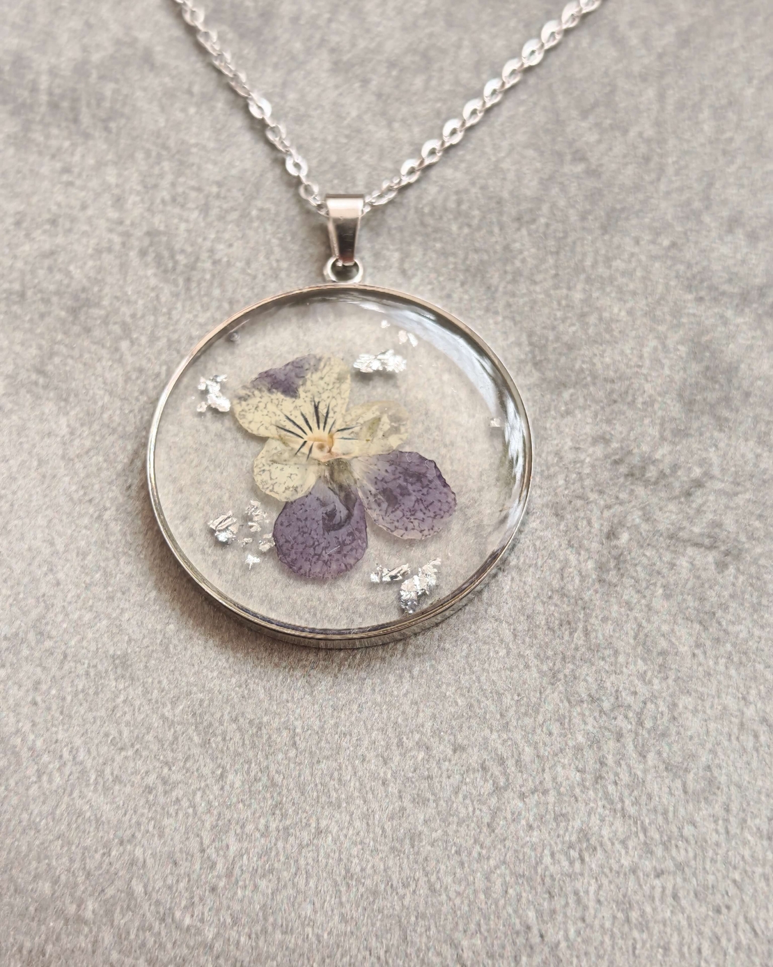 Дамски колиета с малък медальон