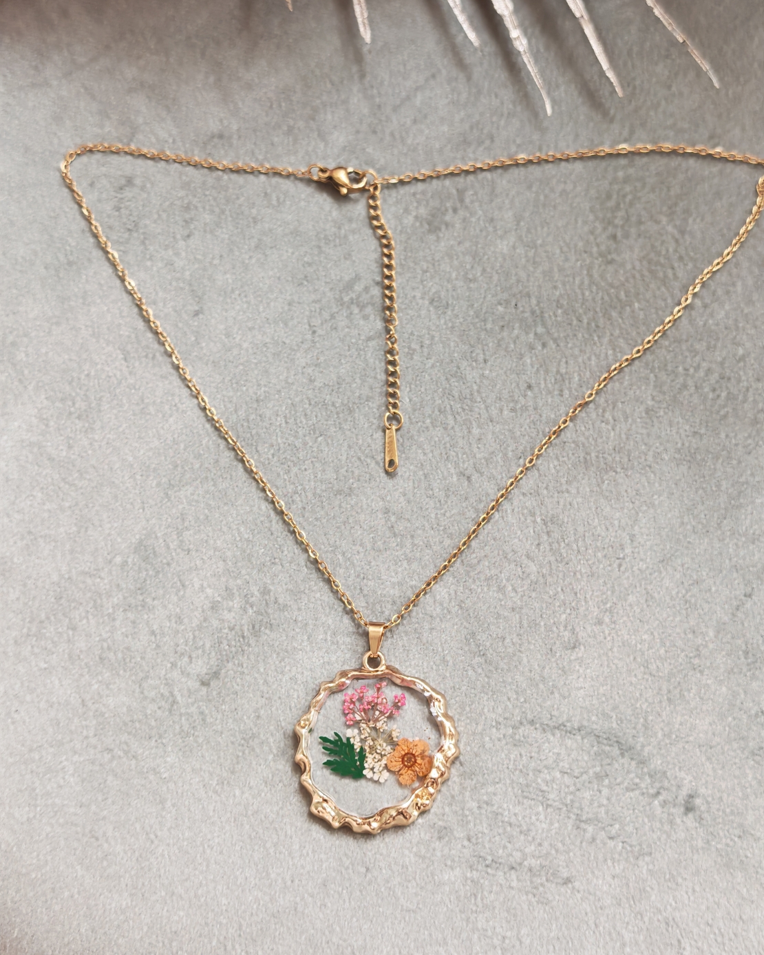 Дамски колиета с малък медальон