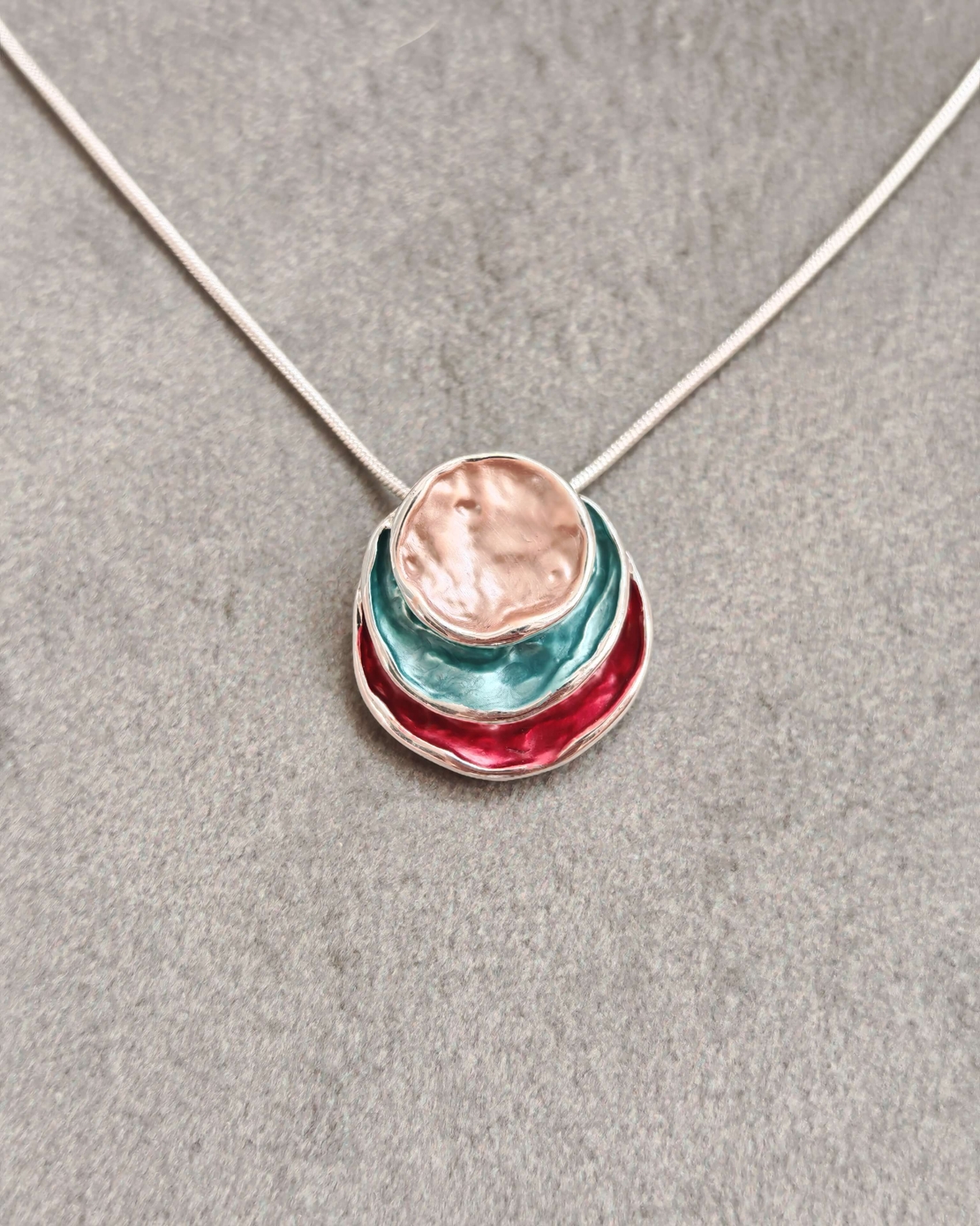 Дамски колиета с малък медальон