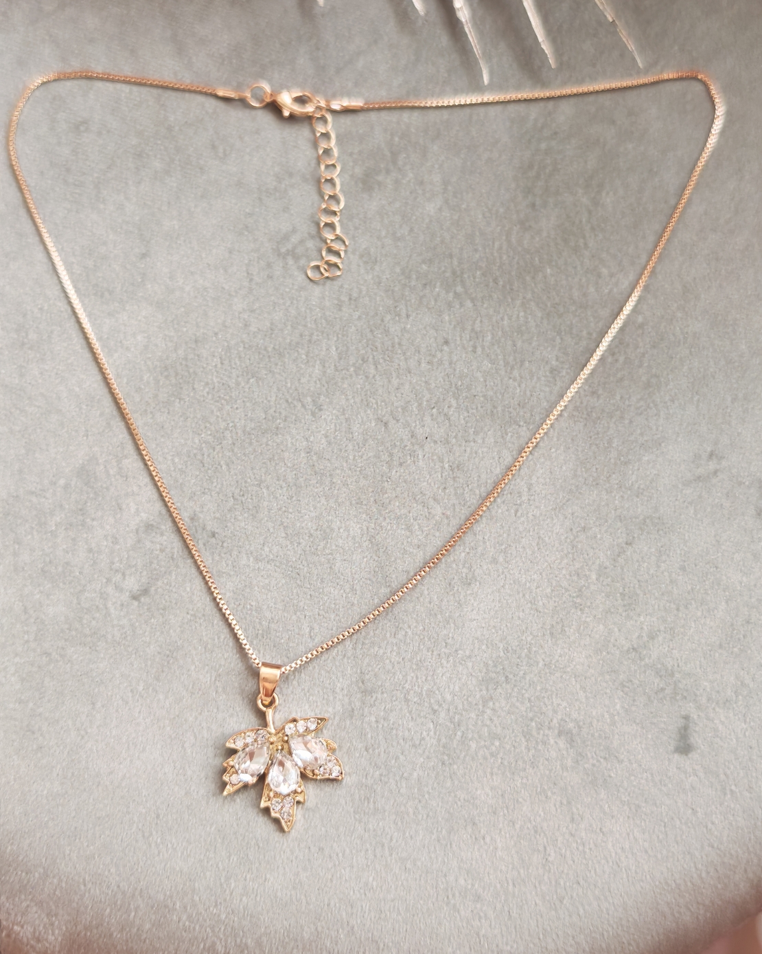 Дамски колиета с малък медальон