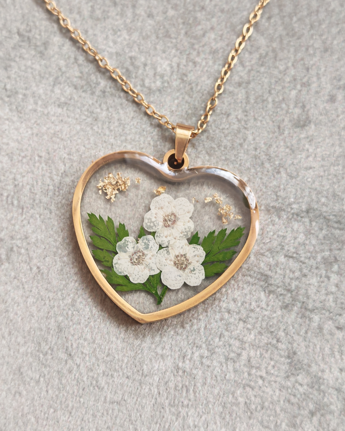 Дамски колиета с малък медальон