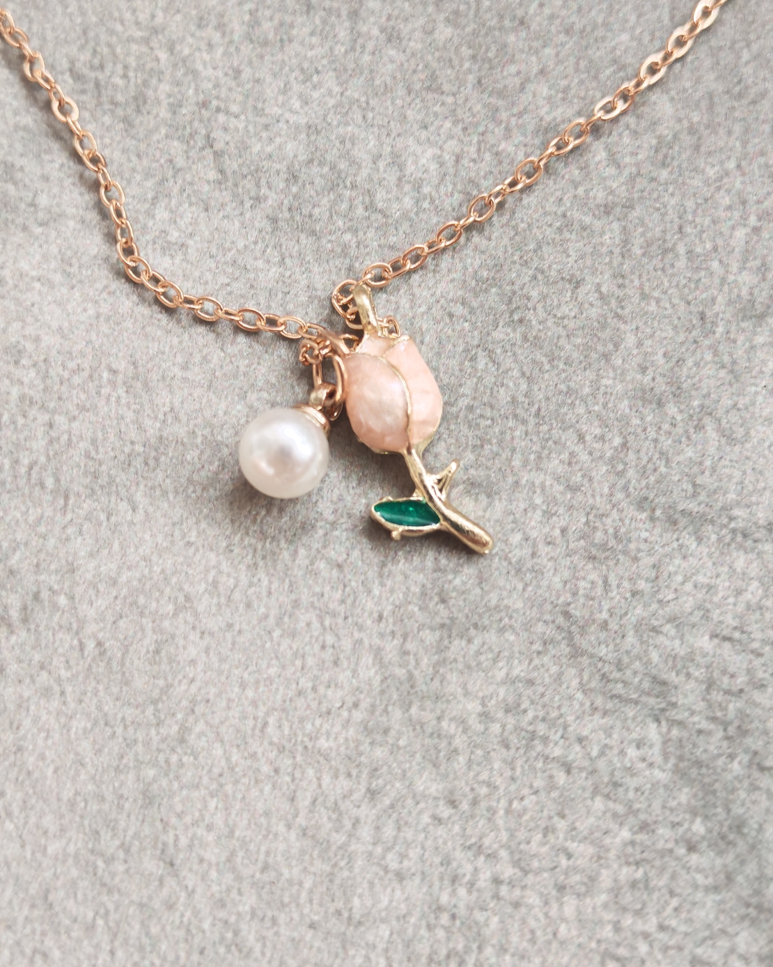 Дамски колиета с малък медальон