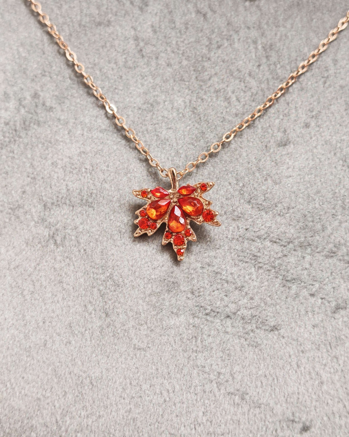 Дамски колиета с малък медальон