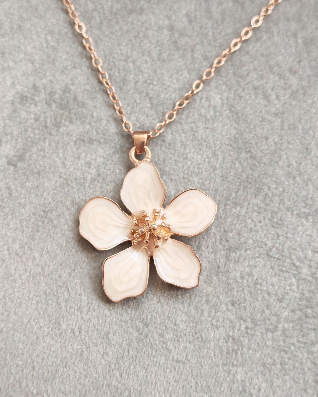 Дамски колиета с малък медальон